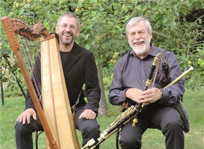 Thomas Kannmacher auf den Uilleann Pipes und Hubert Arnold, auf Cembalo und keltischer Harfe.  Privat