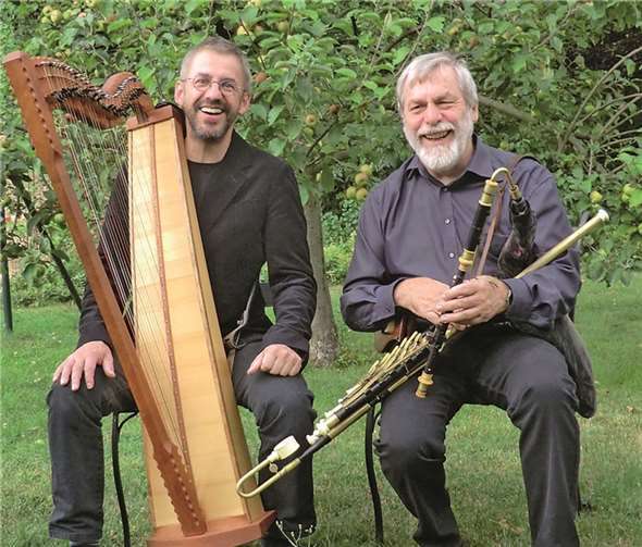 Thomas Kannmacher auf den Uilleann Pipes und Hubert Arnold auf Cembalo und keltischer Harfe im Konzert. Privat