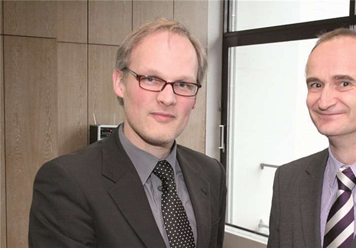 Thomas Karls (re.) ist seit dem 1. März neuer Kaufmännischer Direktor des Marienhaus Klinikums im Kreis Ahrweiler. Geschäftsführer Prof. Christof Schenkel-Häger gratulierte ihm herzlich. Heribert Frieling