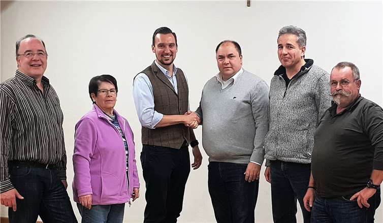 Thomas Karutz gratuliert dem neuen Vorsitzenden Christof Uliczek. (V.li.n.re.) Christoph Berzen, Inge Linden, Thomas Karutz, Christof Uliczek, Heiko Bach und Hubert Kreuer. privat