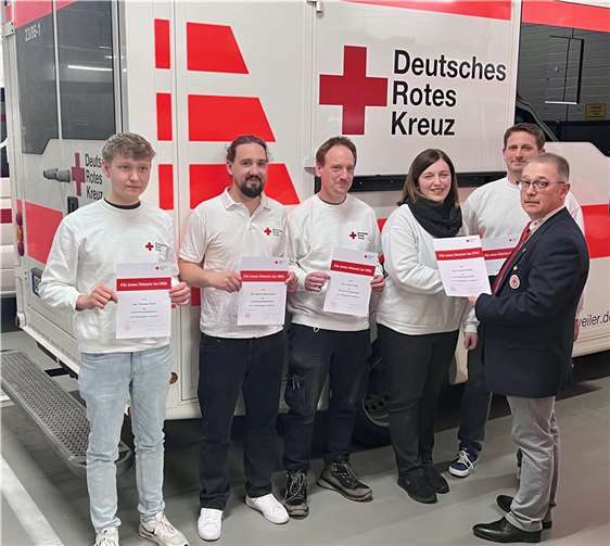 Thomas Klaes, Marvin Bauerfeind, Gerrit Finke, Kerstin Pfeffer und Dirk Pfeffer sind zusammen seit 70 Jahren beim DRK-OV Bad Neuenahr-Ahrweiler ehrenamtlich aktiv und wurden dafür von Michael Assenmacher (re.), Vorsitzender des DRK-OV, geehrt.  Foto: Daniel Blumenberg / DRK-OV Bad Neuenahr-Ahrweiler