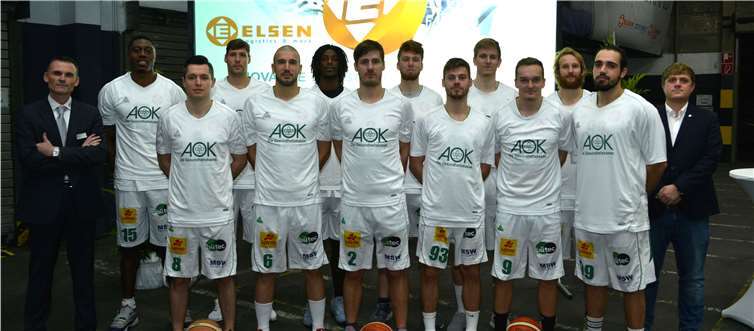 Thomas Klein (1.vl.) mit dem Team der Conlog Baskets.