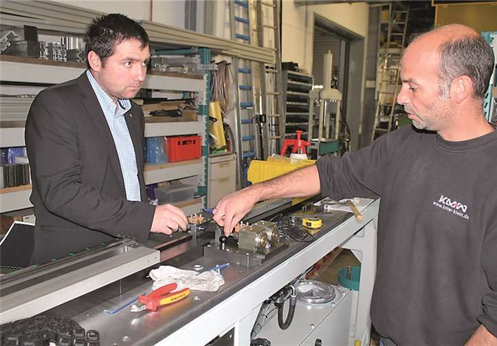 Thomas Klein, r., Geschäftsführer der KM&W Maschinen und Werkzeugbau GmbH in Lutzerath erklärt Benedikt Oster die Funktionsweise einer kundenoptimierten Stanzmaschine.