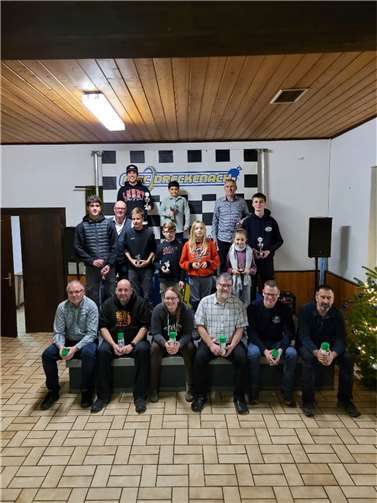 Thomas Klein triumphiert als Vereinsmeister in der Erwachsenenkategorie, Nachwuchstalent Elias Karadeniz als Vereinsmeister bei Kindern geehrt. Quellen: MSC Dreckenach