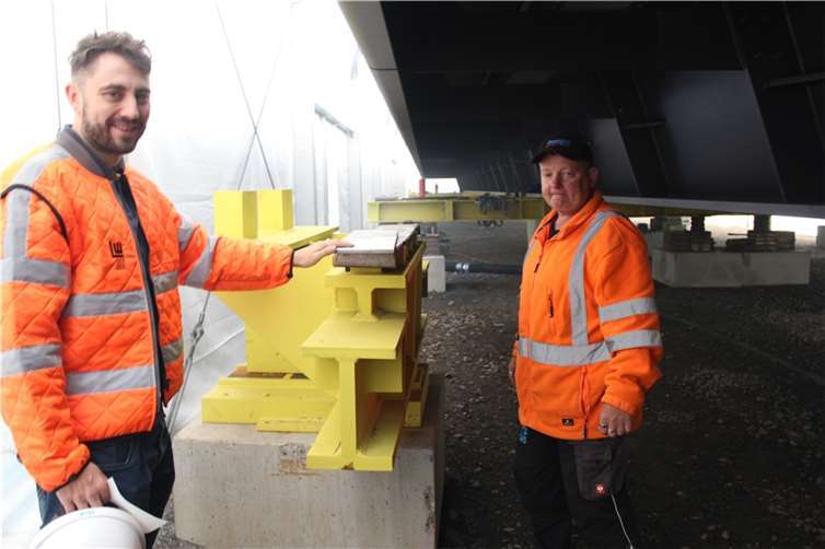 Thomas Kling (l.) und Carsten Hillig zeigen, wie die Brücke verschoben wird.  Foto: WITE