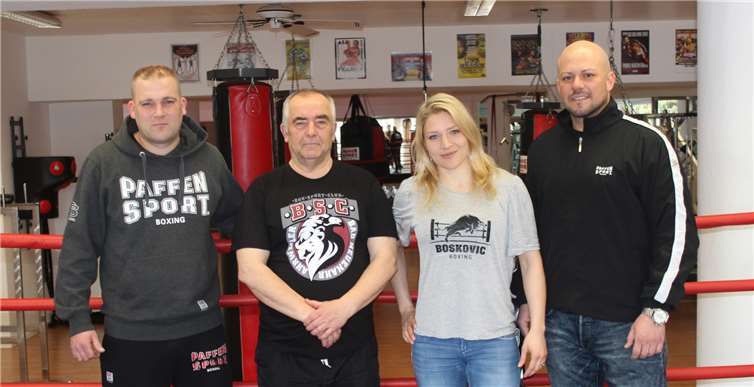 Thomas Knieps, Walter Knieps, vom Box-Sport-Club Bad Neuenahr-Ahrweiler, freuen sich das BoxerinVerena Kaiser und ihr Trainer David Boskovic sich in ihrem Club auf den bevorstehenden Kampf vorbereiten. Fotos: -DU-