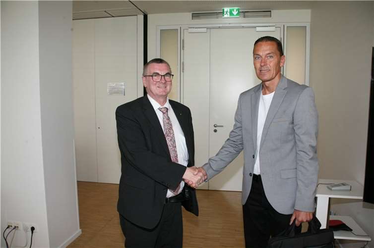 Thomas König, AfD (r.) wurde von Landrat Dr. Saftig per Handschlag auf seine künftigen Aufgaben im Kreistag verpflichtet.  Fotos: WEC