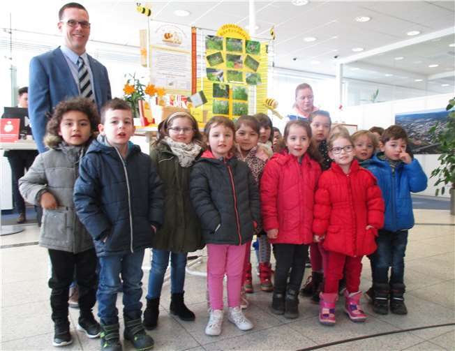 Thomas Kremer mit den Kindern der Kath. Kita St. Medard Bendorf. Kath. Kita St. Medard