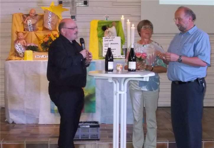 Thomas Lehnet beglückwünschte Pfarrer Dietrich zu 20 Jahren Dienst im Bezirk Montabaur.