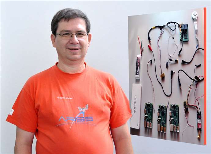 Thomas Leister mit Utensilien für die Ballonflugtechnik.