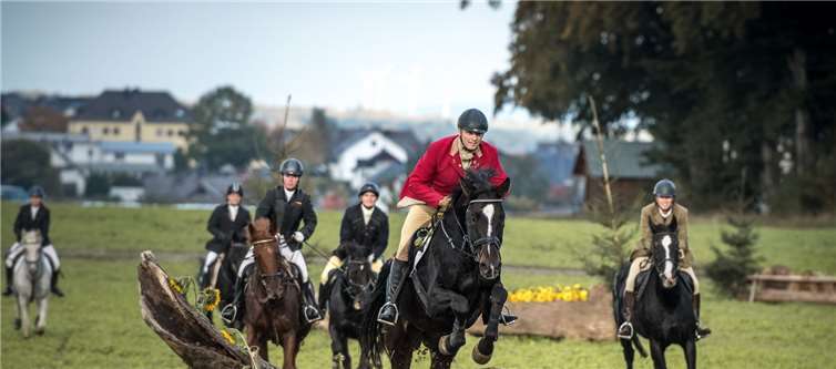 Thomas Lühring vom Jagd-Reiter-Club Eifel e.V. überwindet ein Hindernis.privat