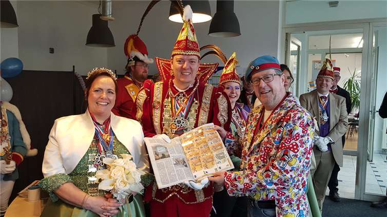 Thomas Manstein überreichte dem Prinzenpaar eine ganz besondere BLICK aktuell-Ausgabe, die im Innern eine Spende über närrische 555,55 Euro zur Unterstützung des närrischen Brauchtums enthielt.