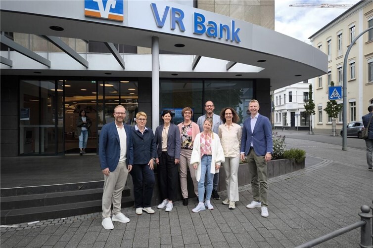 Thomas Mende (DZ BANK AG, rechts) besuchte gemeinsam mit seinem Team die VR Bank RheinAhrEifel eG in Bad Neuenahr. Begrüßt wurden die Gäste von Regionalmarktdirektor Thomas Theisen (hinten) und Jan-Erik Burkard, Leiter Unternehmenskommunikation und Events (links). Im Mittelpunkt standen der genossenschaftliche Austausch sowie Zukunftsthemen der FinanzGruppe.