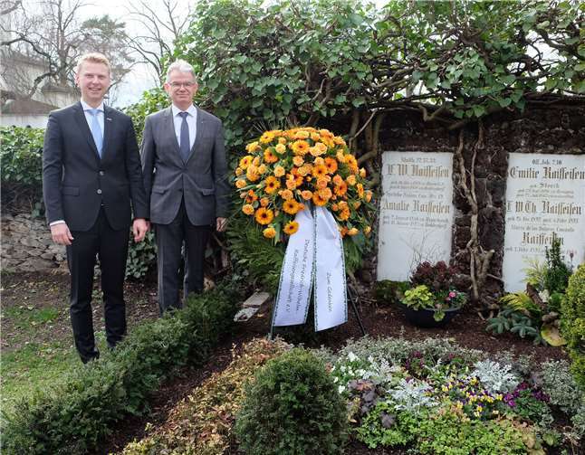 Thomas Mende (l.) und Andreas Harner legten einen Kranz an Raiffeisens Grab nieder. Foto: Stadt Neuwied