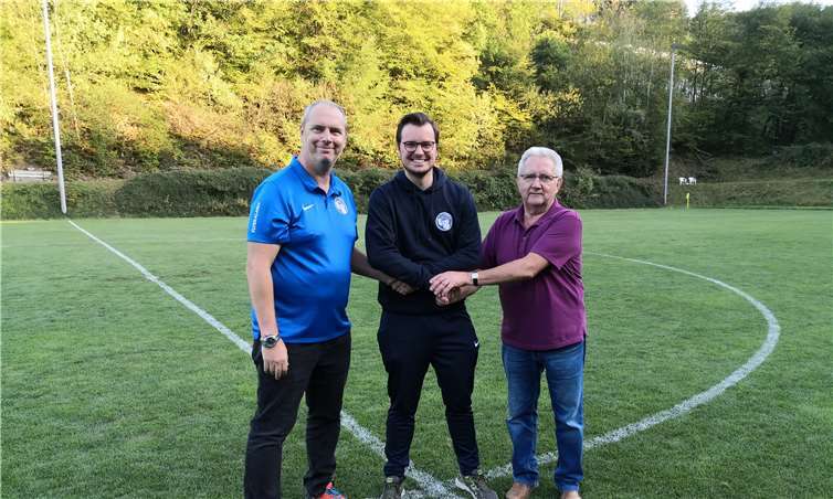 Thomas Meyer (Mitte) mit den Verantwortlichen der SG Bachem/Walporzheim.Foto: privat