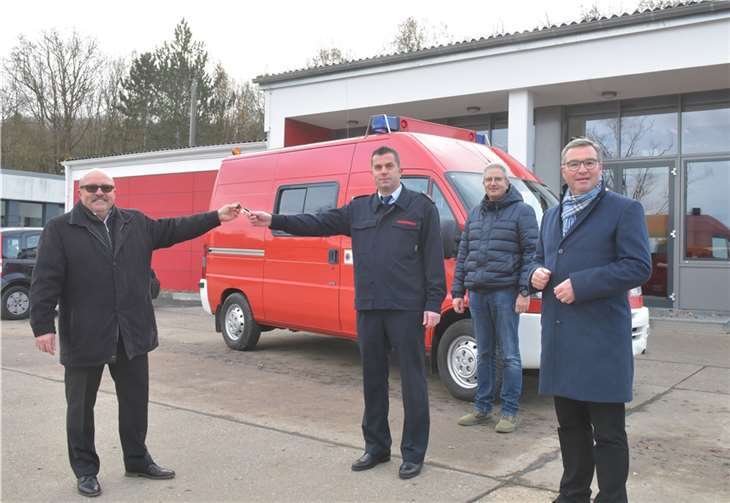 Thomas Mitschke, Leiter der Bundesakademie für Bevölkerungsschutz und Zivile Verteidigung (l.), übergibt das Einsatzfahrzeug an den Ersten Kreisbeigeordneten Horst Gies MdL (r.), Stephan Knieps, Wehrführer der Freiwilligen Feuerwehr Altenahr (2.v.l.), und Frank Linnarz, stellvertretender Brand- und Katastrophenschutzinspekteur im Kreis Ahrweiler (2.v.r.). Foto: Martin Gausmann/Kreisverwaltung Ahrweiler