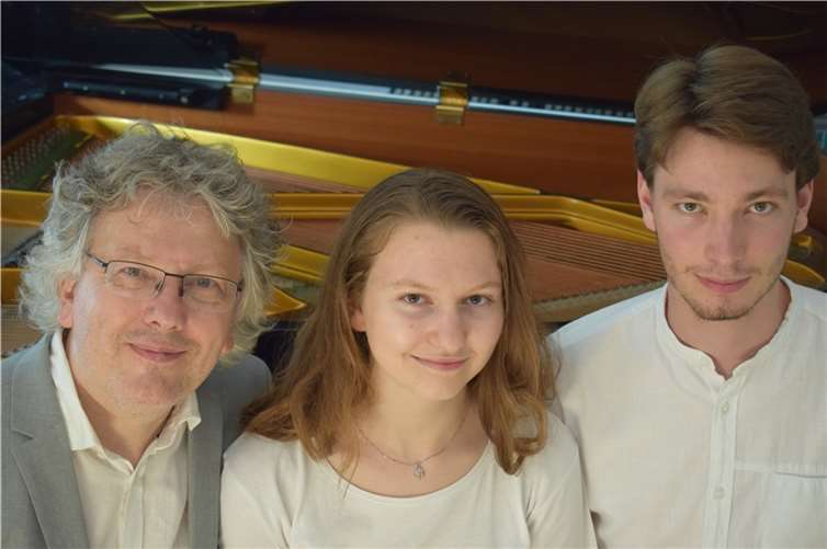 Thomas Mombaur, Carolina Mombaur und Leander Mombaur geben ein Klavierkonzert auf Burg Namedy.  Foto: Christine Strahl