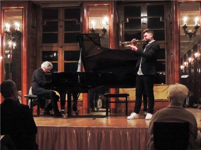 „Die hohe Kunst, der leichten Muse“ Thomas Mombaur (Klavier) und Louis Steffens (Trompete).