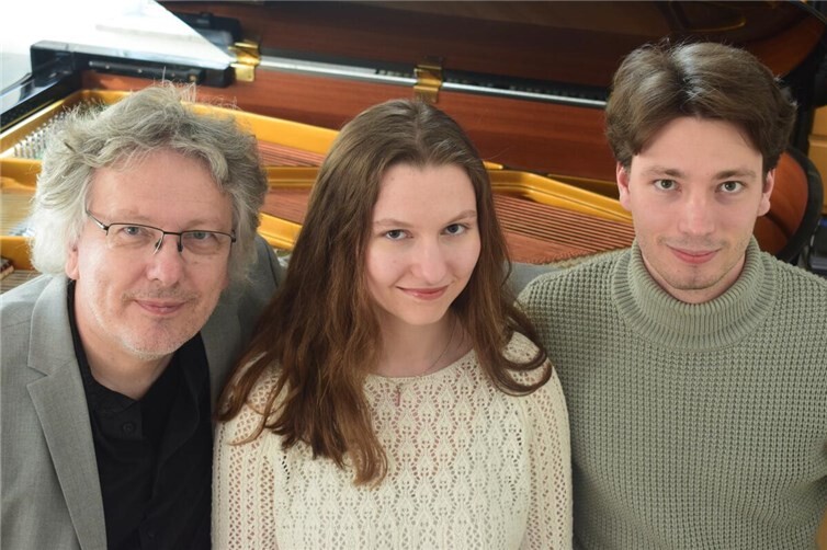 Thomas Mombaur, der künstlerische Leiter des Konzerts, und seine beiden Kinder Carolina und Leander Mombaur, die beide im Konzert am Klavier als Solisten auftreten. Foto: Christine Strahl 