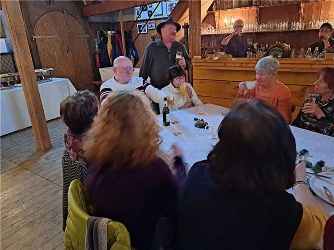 Thomas Müller (stehend mit Hut) vom Blumenhof begeisterte die Gäste mit vielen amüsanten Geschichten.
