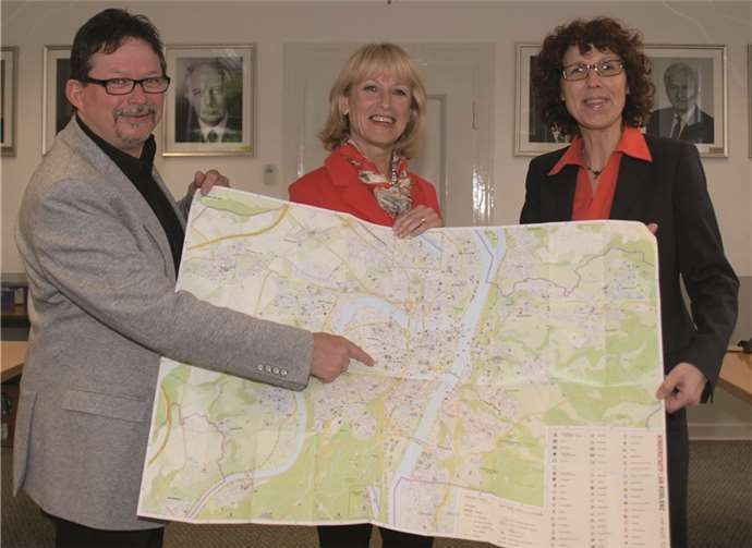 Thomas Muth (Sachbereichsleiter Kinder- und Jugendförderung), Bürgermeisterin Marie-Theres Hammes-Rosenstein und Martina Schüller (Amtsleiterin für Jugend, Familie Senioren und Soziales) freuten sich über den neuen, gelungenen Stadtplan. US