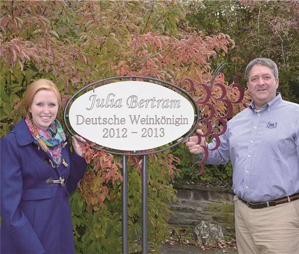 Thomas Nelles überreichte Julia Bertram ein Erinnerungsschild an ihre Amtszeit als Deutsche Weinkönigin. privat