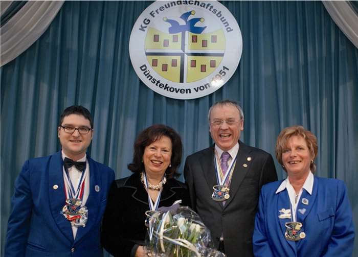 Thomas Nöthen, Präsident der Karnevalsgesellschaft „Freundschaftsbund“ Dünstekoven (links), und seine Stellvertreterin Silka Schauer (rechts) verliehen dem langjährigen Schirmherrn der KG, Antonius von Boeselager, den Orden des Bundes Deutscher Karnevalisten in Gold. Auch Ehefrau Ilka von Boeselager erhielt Blumen und den Sessionsorden. VJ