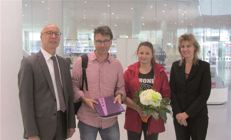 Thomas Oehmichen mit seiner Tochter Lena-Giovanna, Kulturdezernent Detlef Knopp (links) und Bibliotheksleiterin Susanne Ott (rechts)Stadt Koblenz