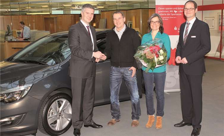 Thomas Paffenholz (li.) und Thorsten Hornung (re.) bei der Schlüsselübergabe an das Ehepaar Hardt. privat