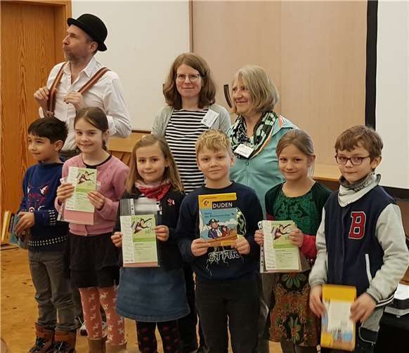 Thomas Pelzer, Daniela Hahn und Gabriele Funke (v. r.) mit den Klassensprechern, die die Urkunden entgegen nahmen.  Foto: privat