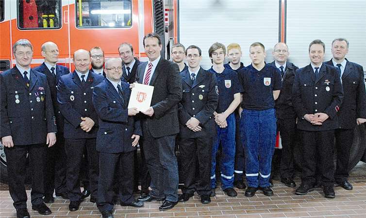 Thomas Przybylla, erster Beigeordneter der Verbandsgemeinde Weißenthurm, konnte fünf Feuerwehrmänner befördern und vier Jugendliche in die aktive Wehr ernennen. privat