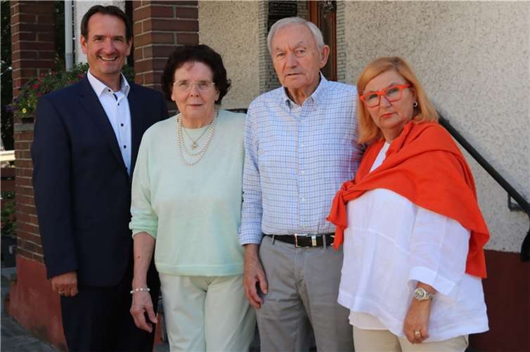 65 Jahre gemeinsam durch das Leben Thomas Przybylla gratulierte Apollonia „Loni“ und Günther Oster. Foto: VG Weißenthurm