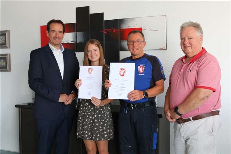 Thomas Przybylla (li.) überreichte Detlef Schneider und Julia Wall ihre Urkunden.  Quelle: VG Weißenthurm