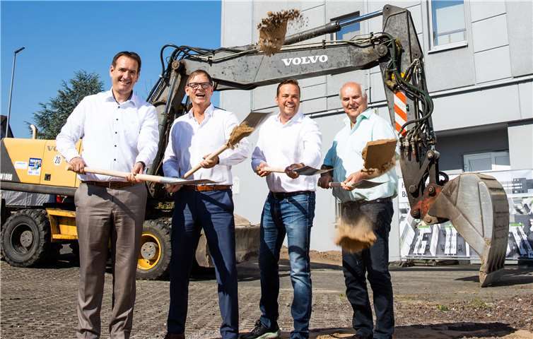 Thomas Przybylla (li.) und Uli Klöckner (re.) sind gern beim Spatenstich zur Errichtung des Verwaltungsgebäudes dabei, das in gemeinsamer Arbeit mit Guido Fries (2. v.li.) von Fries Architekten und der Geschäftsleitung von Möbel Billi Hans-Werner May (2. v. r.) entsteht. Foto: Kai Myller