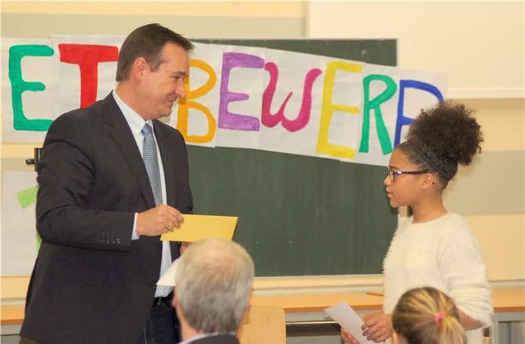 Thomas Przybylla überreicht Lea Zambo ihren Preis und gratuliert zum Sieg.