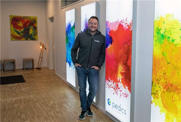 Thomas Pütz und sein Team des pedics. Sanitätshauses empfangen ihre Kunden jetzt in einem von Grund auf erneuerten Fachgeschäft in der Bergstaße 1b in Bad Neuenahr.  Foto: JOST