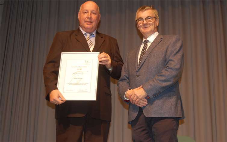 Thomas Reckmann (links) wurde von Landrat Dr. Alexander Saftig mit dem Sportehrenbrief ausgezeichnet.Fotos: SK