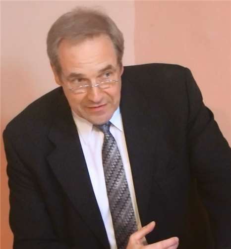 Thomas Rheindorf, erster Vorsitzender des Bürgervereins Synagoge, sorgte mit seiner Begrüßungsansprache für einen nachdenklichen Beginn.