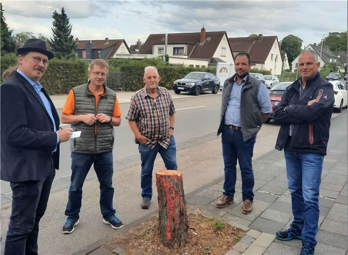 Thomas Riehl und Jan Kronenberger vom SBN erläutertern die Maßnahme vor Ort. Foto: privat