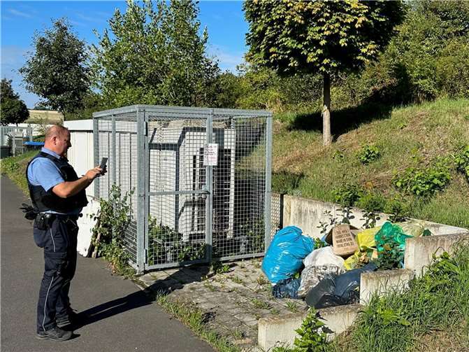 Thomas Ruzanski ist als Mitarbeiter im kommunalen Vollzugsdienst der VG-Verwaltung Mendig unter anderem auch Müllsündern auf der Spur. Foto: VG-Verwaltung Mendig/Stefan Pauly