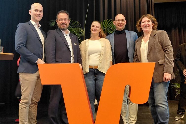 Thomas Scheppe (Bürgermeister der Verbandsgemeinde Daun), Thomas Klassmann (Direktor Regionalmarkt Eifel der VR Bank RheinAhrEifel eG), Sarah Meeth (Inh. Sarah‘ Hoflädchen Gillenfeld), Thorsten Kutscheid (Teamleiter Firmenkunden Regionalmarkt Eifel der VR Bank RheinAhrEifel eG), Judith Klassmann-Laux (Geschäftsführerin Wirtschaftsförderungsgesellschaft mbH Daun).