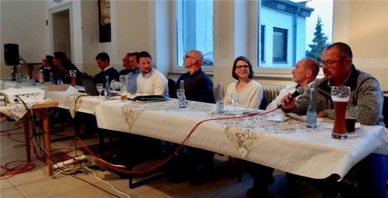 Thomas Schmickler bei seinem kurzem, aber präzisem Bericht zu den „Alten Herren“ des SCB. Fotos: Helmut Steffens