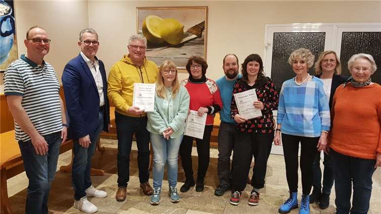 Thomas Schneider, 1. Vorsitzender des Obst- und Gartenbau-Vereins Mülheim (links), ehrte in Anwesenheit von Stadtbürgermeister Gerd Harner (2. Von links) die Sieger des 7. Blumenschmuckwettbewerbs. Fotos: K. Hohn