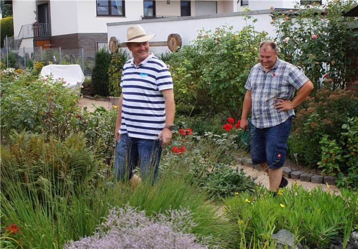 Thomas Schneider (links) bei der Bewertung von Gärten im Rahmen des Garten- und Blumenschmuckwettbewerbs.