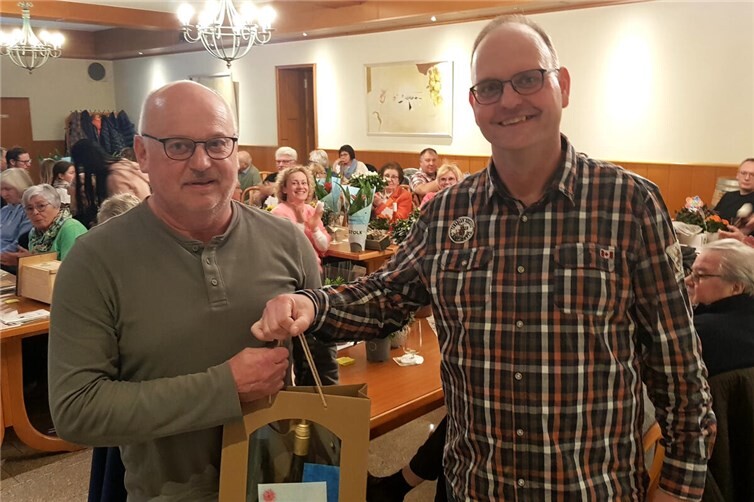 Thomas Schneider (rechts) dankte Johannes Nikenich (links) für sein langjähriges Wirken im Vorstand des Obst- und Gartenbau-Vereins Mülheim