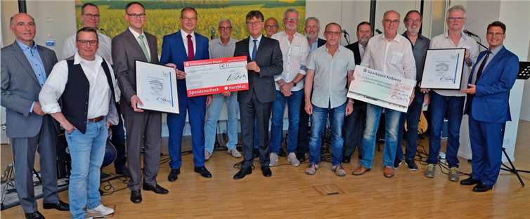 Thomas Schnorr und die „Niederfeller Schdäifleda“ nahmen die Auszeichnungen aus der Hand von Erstem Kreisbeigeordneten Burkhard Nauroth entgegen. Damit verbunden ist ein Preisgeld von je 1.500 Euro, das von der Sparkasse Koblenz und der Kreissparkasse Mayen zur Verfügung gestellt wird. Fotos: Kreisverwaltung Mayen-Koblenz