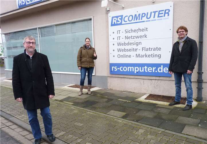 Thomas Schüller, Vorsitzender des Fördervereins Grundschule Remagen, (rechts) und Stefanie Schmitt-Effkat, Stellvertretende Vorsitzende des Fördervereins Grundschule Kripp, (links) statteten dem Geschäftsführer der Firma RS Computer, Reiner Stutz (vorne links) in Sinzig – Bad Bodendorf einen Besuch ab. Foto: privat