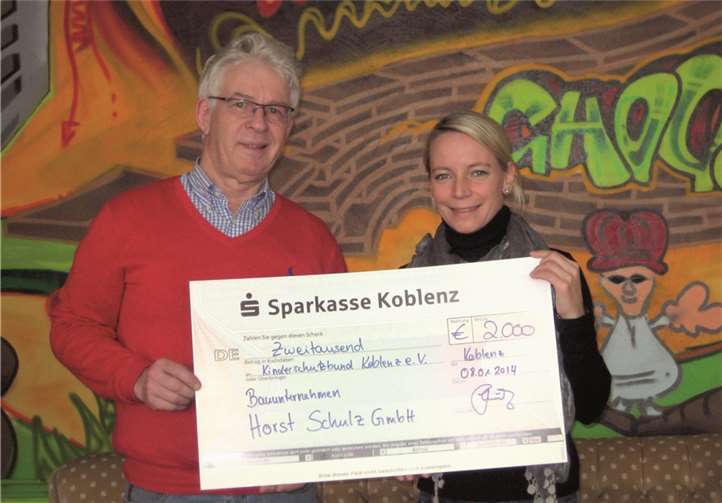 Thomas Schulz, Geschäftsführer Horst Schulz Bauunternehmung übergibt den Scheck an Heike Krautkrämer.privat