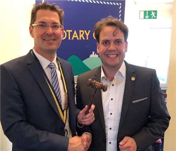 Thomas Sebastian als scheidender Präsident übergab den Hammer und somit auch den Vorsitz an seinen Nachfolger Notar Dr. Jens Böhle. Foto: privat