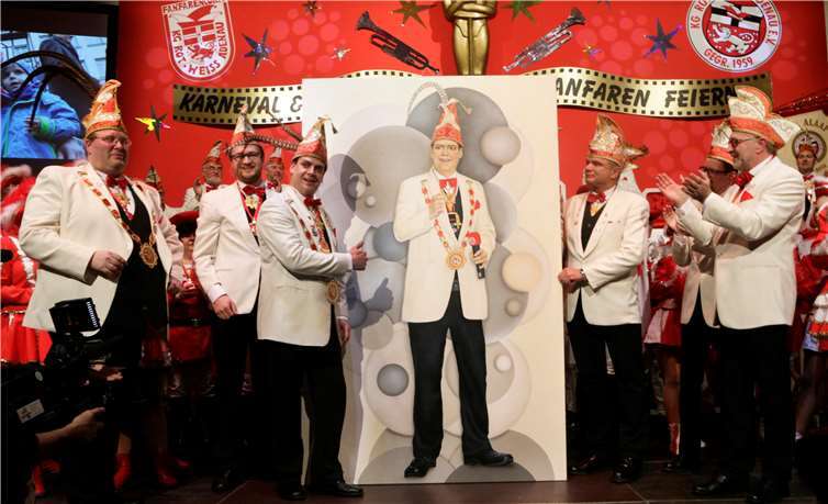 Karnevalistische Gala zum Mehrfachjubiläum Thomas Sebastian wurde nach zehn Jahren als Sitzungspräsident verabschiedet: Mit diesem Bild wird er in der Hall of Fame des Adenauer Karnevals verewigt.
